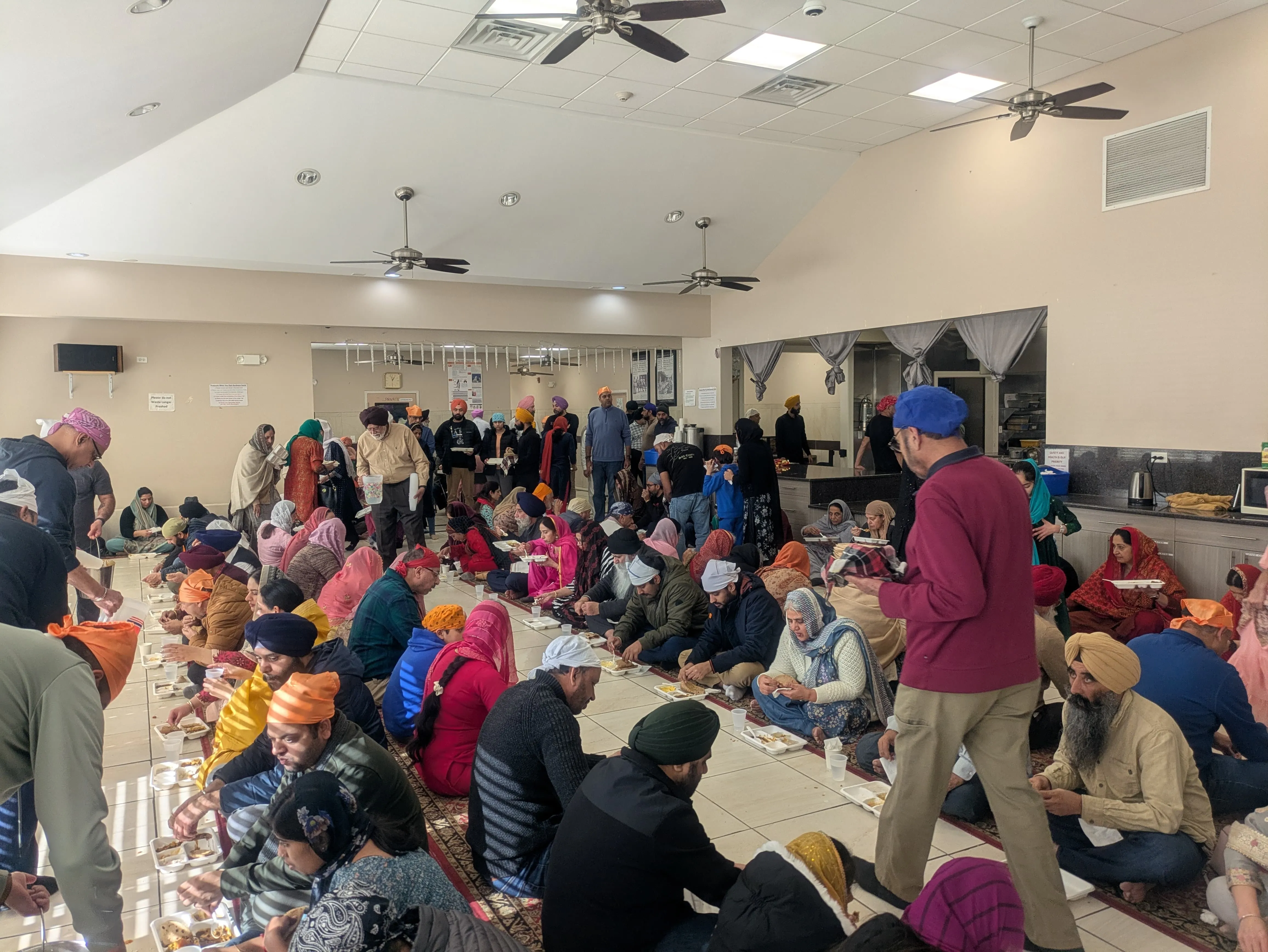 The langar hall full during Diwan