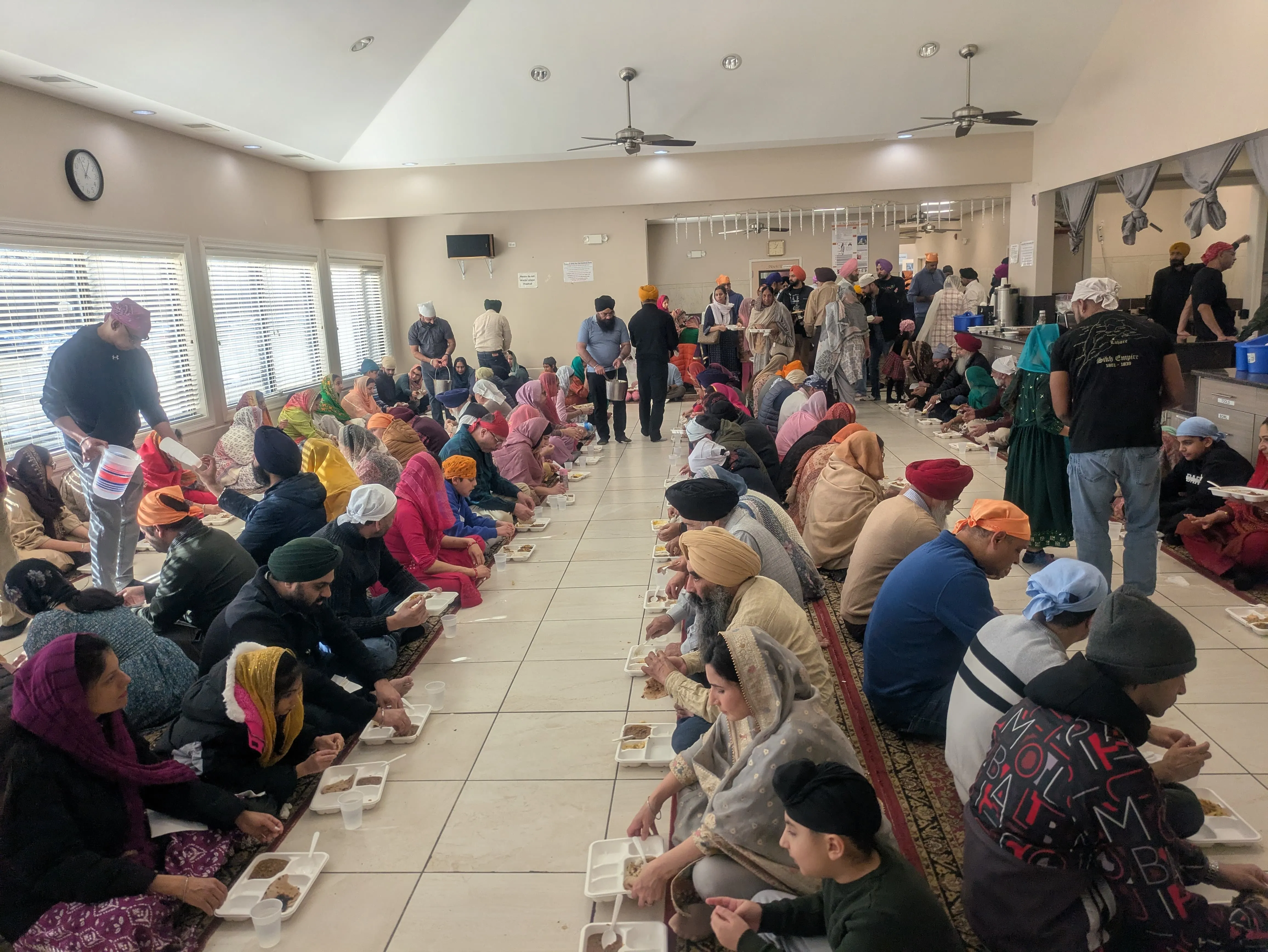 The sangat seated in pangat for langar